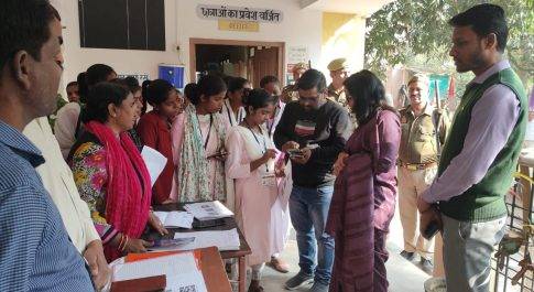 मतदान केन्द्र महिला महाविद्यालय का डीएम ने किया निरीक्षण