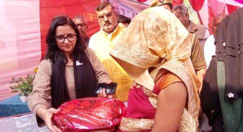 महसी के रमवापुर खुर्द में आयोजित संकल्प यात्रा शिविर का डीएम ने किया निरीक्षण