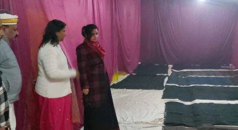 रेलवे स्टेशन रैन बसेरे का डीएम ने किया औचक निरीक्षण चौराहों पर अलाव जलाएं जाने के दिये गये निर्देश