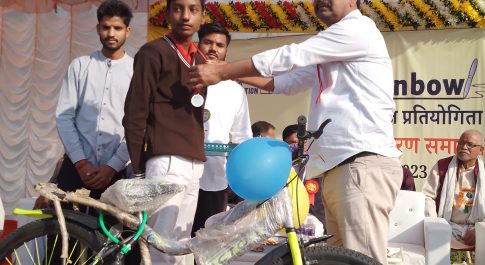 साईकिल व टेबलेट पाकर छात्र छात्राओं के खिले चेहरे