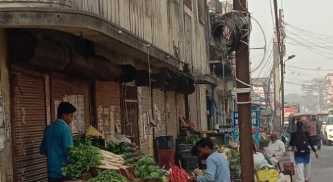 डीएम का फरमान नंप ने कहा पटरी से अतिक्रमण हटायें वर्ना लगेगा जुर्माना
