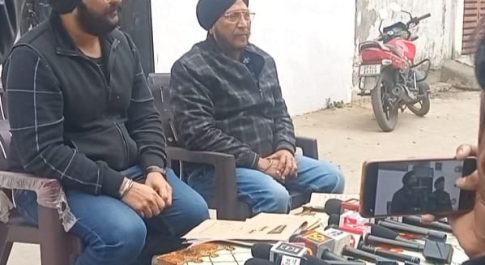 स्थानीय विधायक का नाम लेकर इनामी माफिया द्वारा दी जा रही मकान के ध्वस्तीकरण की धमकी