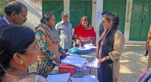 मतदान केन्द्रों का जिलाधिकारी ने किया निरीक्षण