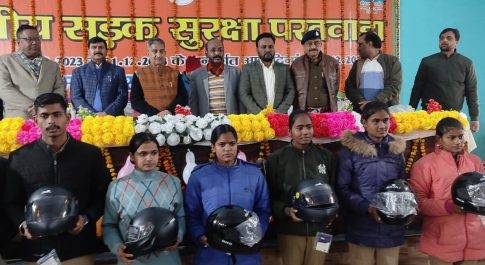 केडीसी सभागार में सड़क सुरक्षा पखवाड़ा का हुआ समापन  छात्र-छात्राओं को वितरित किये गये हेल्मेट