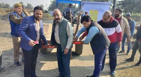 73 ट्रैक्टर-ट्रालियों पर लगाये गये रिफ्लेक्टिव टेप  15 ट्रालियों व 35 बाइकर्स का हुआ चालान