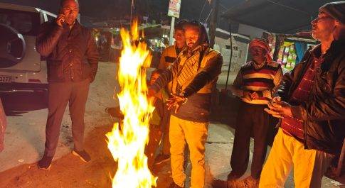 ठंड से राहत के लिए जिले में जल रहे हैं अलाव