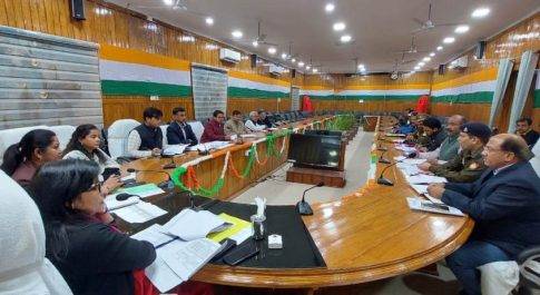 मिशन मोड में वाहनों पर लगाए जायें रेट्रो रिफ्लेक्टिव टेप: डीएम