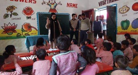 डीएम ने प्राथमिक विद्यालय गंगापुरवा का किया निरीक्षण  वीजुअली इफेक्ट के माध्यम से बच्चों से किया सवाल, जवाब