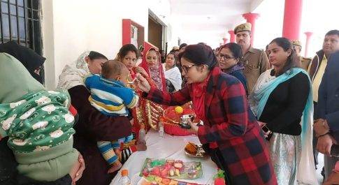 डीएम ने गर्भवती महिलाओं की करायी गोदभराई व बच्चों को कराया अन्नप्रासन्न
