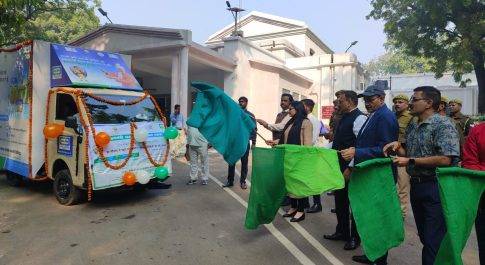 प्रधानमंत्री फसल बीमा योजना के प्रचार वाहन को डीएम ने दिखायी हरी झण्डी बीमा कराने की अन्तिम तिथि 31 दिसम्बर