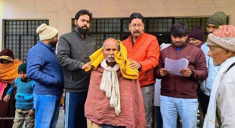 बृजमनगंज नगर पंचायत द्वारा बेसहारा वृद्ध असहाय लोगों में बांटे गए कंबल