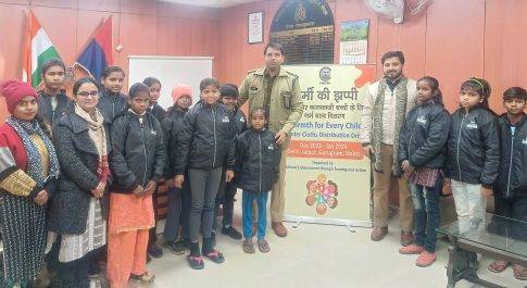 ठंड से ठिठुरते बच्चों को मिली गर्मी की झप्पी