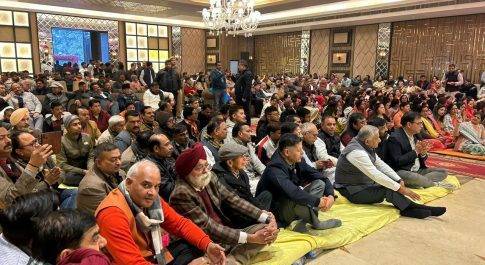 अपने गाजियाबाद संसदीय क्षेत्र में जनरल डॉक्टर वीके सिंह ने किया भजन संध्या का आयोजन