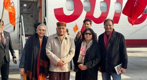नई दिल्ली से अयोध्या के लिए स्पाइसजेट की पहली फ्लाइट को जनरल डॉक्टर वीके सिंह ने किया रवाना