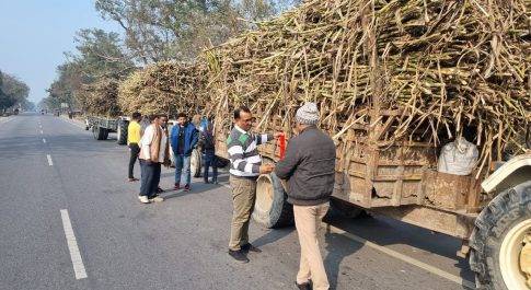 भारी वाहनों पर लगाये गए रेट्रो-रिफ्लेक्टिव टेप