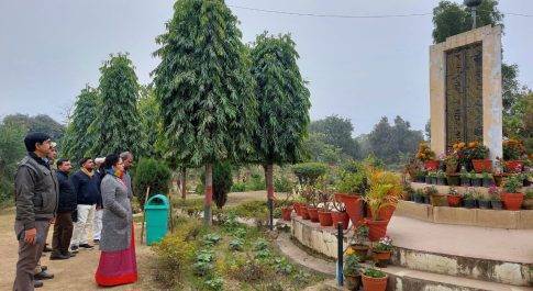 रिसिया पार्क व केला टिश्यूकल्चर लैब का डीएम ने किया निरीक्षण