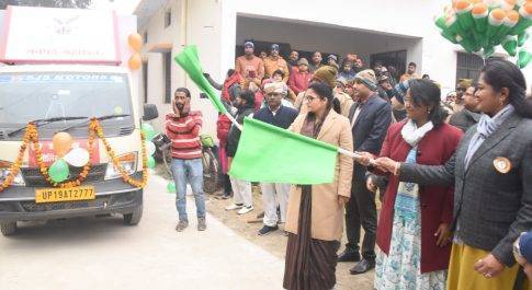 ई.वी.एम. डिमांस्ट्रेशन वैन को डीएम ने दिखायी हरी झण्डी