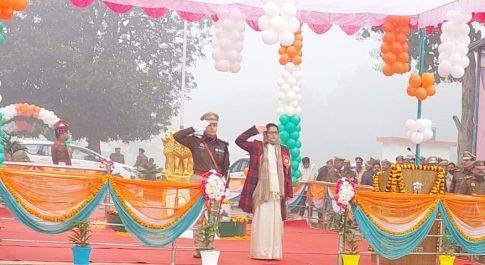 डीएम मोनिका रानी ने किया ध्वजारोहण, ग्रहण किया पुलिस परेड का मान प्रमाण