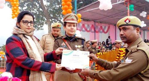 उत्कृष्ट कार्य के लिए सम्मानित किये गये पुलिस कर्मी व वीर नारियां