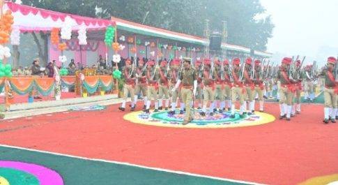 DM व SP ने ध्वज फहराकर ली भव्य परेड की सलामी एवं उत्कृष्ट कार्य/सेवा देने वाले पुलिसकर्मियों को किया गया पुरस्कृत
