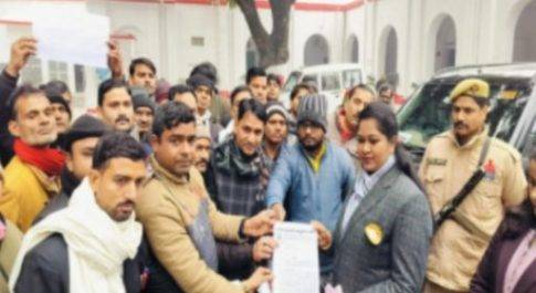 ईवीएम, वीवीपैट हटाओ, लोकतंत्र बचाओ अभियान के तहत बड़ी संख्या में अधिवक्ताओं ने किया प्रदर्शन, नगर मजिस्ट्रेट को दिया ज्ञापन