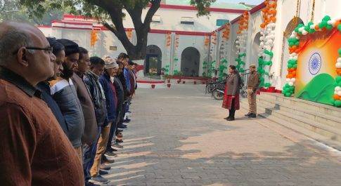 शहीदों की स्मृति में दो मिनट का किया गया मौन धारण