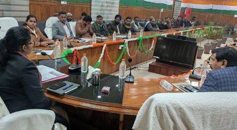 ट्रक व बस यूनियन के पदाधिकारियों के साथ डीएम व एसपी ने की बैठक