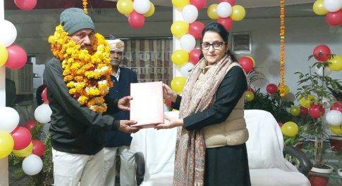 सेवानिवृत्त कर्मी को डीएम ने सपरिवार दी विदाई