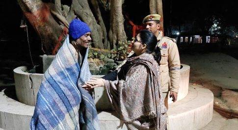 नव वर्ष की पूर्व संध्या पर डीएम ने ज़रूरतमन्दों को बांटे कम्बल