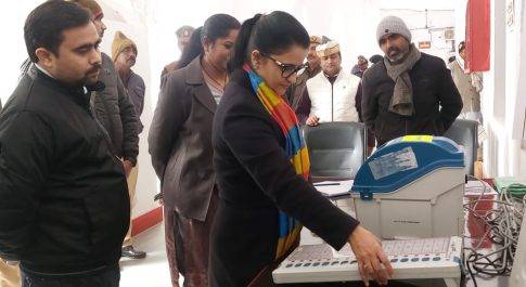 ईवीएम व वीवी पैट प्रदर्शन केन्द्र का डीएम ने किया शुभारम्भ