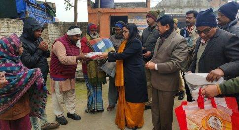 मकर संक्रांति पर डीएम ने कुष्ठ रोगियों को भेंट किया फल, कम्बल व जूते