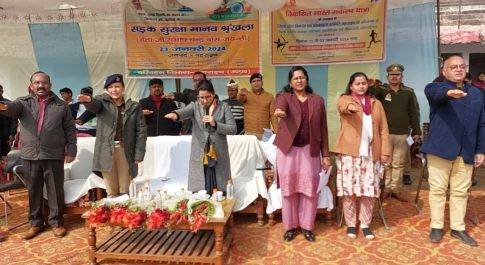 सड़क सुरक्षा के लिए छात्र-छात्राओं ने बनायी मानव श्रृंखला