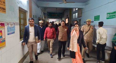 डीएम ने महर्षि बालार्क चिकित्सालय व महिला विंग का किया किया औचक निरीक्षण
