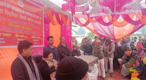 विधायक सदर अनुपमा जायसवाल ने किया कम्बल वितरण
