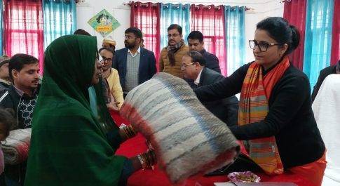 आधा दर्जन से अधिक ग्रामों के जरूरतमंदो को डीएम ने वितरित किया कम्बल