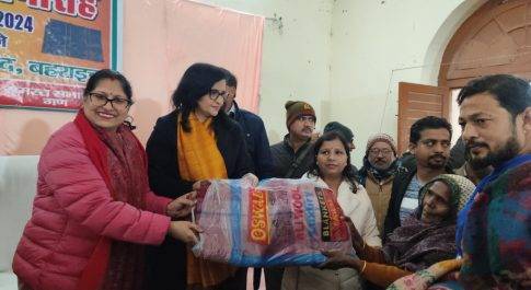 नगर पालिका में आयोजित हुआ कम्बल वितरण कार्यक्रम