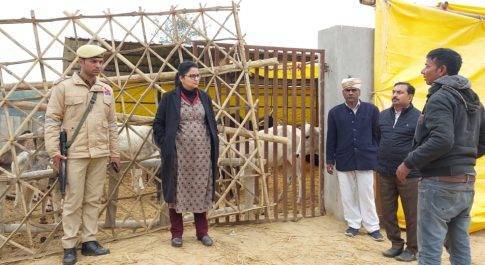 डीएम ने चफरिया गौ आश्रय स्थल का किया औचक निरीक्षण
