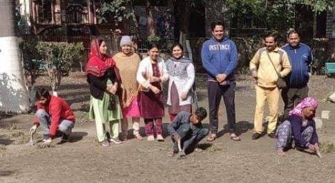 रेजिडेंट वेलफेयर एसोसिएशन सेक्टर -5 वसुंधरा” ने पार्कों का सौन्दर्यीकरण शुरू करवाया 