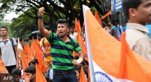 तिरंगे की कमी को भगवा से पूरने की कोशिश
