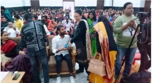 वर्तमान सरकार के किसी प्रतिनिधि को नहीं बुलाने पर किया हंगामा