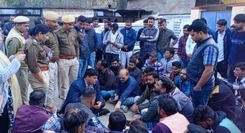 खाली प्लॉट के गड्ढे में डूबने से बालक की मौत ,परिजनों ने अस्पताल की मोर्चरी के बाहर किया हंगामा