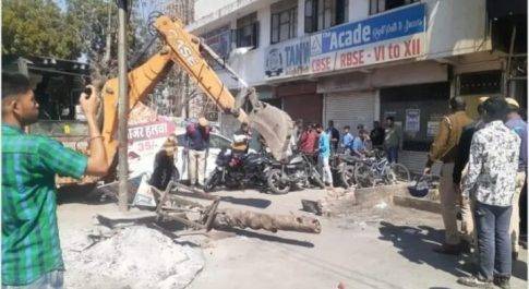 अतिक्रण दस्ते ने हटाया नॉनवेज रेस्टोरेन्ट का अवैध अतिक्रमण 