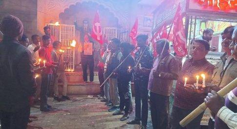किसानों-मजदूरों ने मशाल जुलूस निकाल कर शहीद किसानों को दी श्रद्धांजलि
