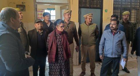 प्राथमिक स्वास्थ्य केन्द्र सुजौली का डीएम ने किया निरीक्षण