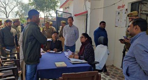 समाधान दिवस का जायजा लेने थाना सुजौली पहुॅची डीएम