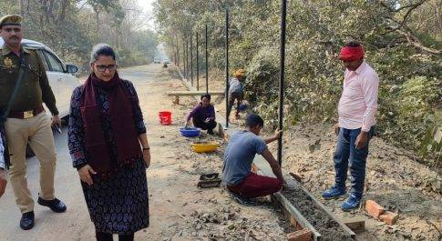 कतर्नियाघाट में चैन लिंक फेंसिंग कार्य का डीएम ने किया निरीक्षण