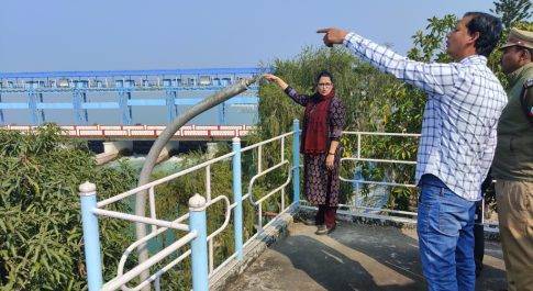 गिरिजापुरी बैराज का डीएम ने किया निरीक्षण