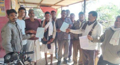 गांव-गांव जाकर किसानों को पम्पलेट के माध्यम से किया जागरूक
