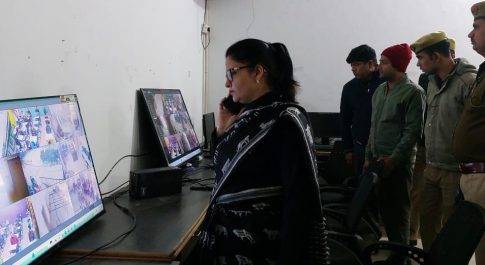 जिलाधिकारी ने पुलिस भर्ती परीक्षा के लिए स्थापित कन्ट्रोल का किया निरीक्षण