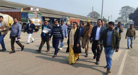 लोकसभा निर्वाचन के दृष्टिगत डीएम ने गल्ला मण्डी परिसर का किया निरीक्षण